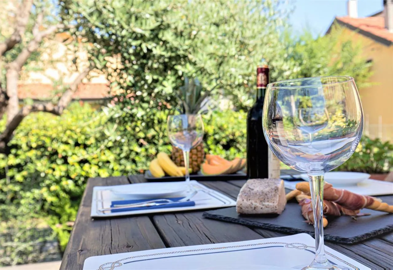 B&B Villa Apuana Marina Di Carrara Bed & Breakfast